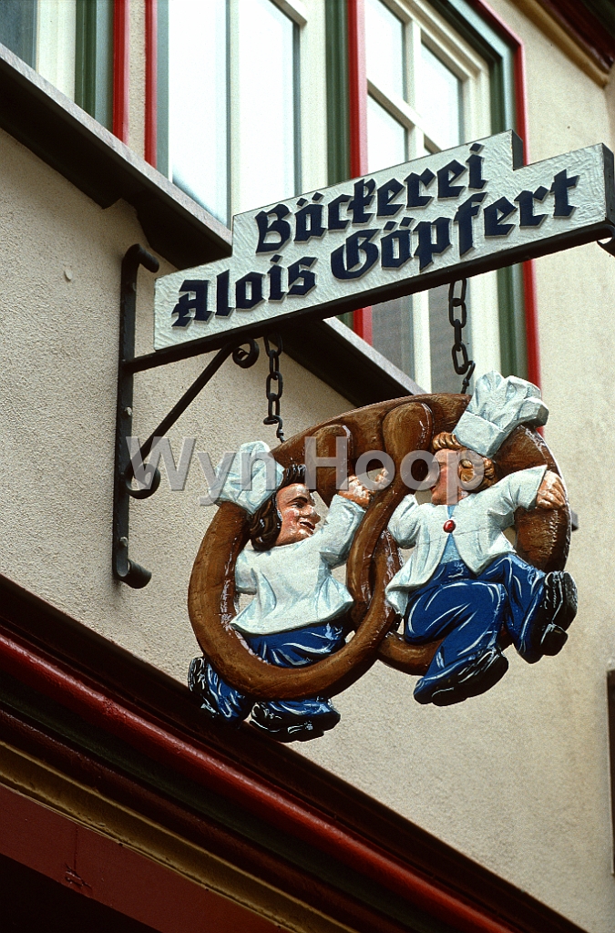 Main Wertheim Baeckerzunftzeichen.jpg - Bäckerzunftzeichen in Wertheim am Main